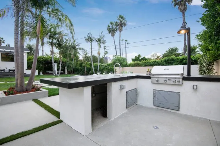 Construire une cuisine d'été extérieure couverte avec barbecue intégré, Puget-Théniers, GM Rénovation